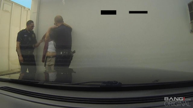 Превью Ради свободы нарушительница трахается с полицейскими в мжм сексе № 35240