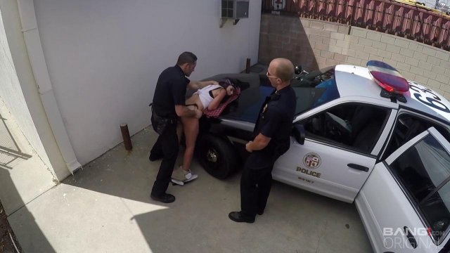 Превью Ради свободы нарушительница трахается с полицейскими в мжм сексе № 35240